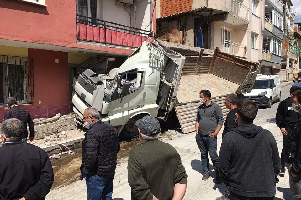 İzmir'in Bayraklı il&ccedil;esinde, kontrolden &ccedil;ıkan kamyon, &ouml;nce depoya ardından 3