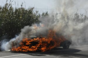 Aydın'ın Kuyucak il&ccedil;esinde, seyir halindeki otomobilin motor kısmında yangın &ccedil;ıktı.