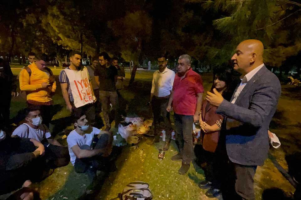 İzmir'de fahiş fiyatlar nedeniyle yurt ve ev bulamayan &ouml;ğrencilerin&nbsp;'Barınamıyoruz' eylemine&nbsp;CHP'li