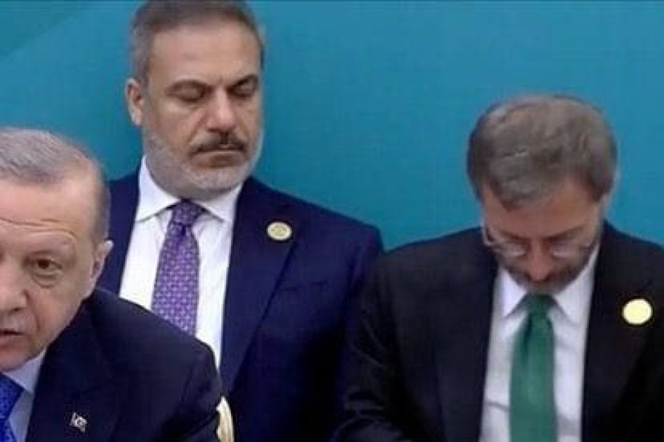 Tahran'da &uuml;&ccedil;l&uuml; zirvede Cumhurbaşkanı Erdoğan a&ccedil;ıklama yaptığı esnada arkasındaki MİT