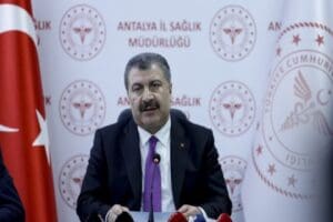 Sağlık Bakanı Fahrettin Koca otogarda mobil aşı standında 'Sinovac' ve
