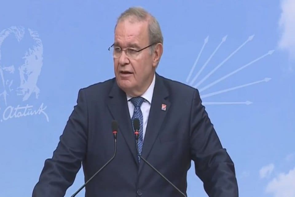 CHP Parti S&ouml;zc&uuml;s&uuml; Faik &Ouml;ztrak, basın toplantısı ger&ccedil;ekleştirdi. Cumhuriyet Halk