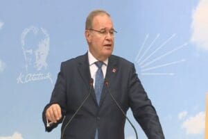 CHP S&ouml;zc&uuml;s&uuml; Faik &Ouml;ztrak, ger&ccedil;ekleştirdiği basın toplantısında AK Parti iktidarının