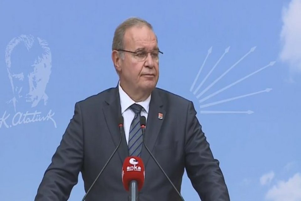 CHP S&ouml;zc&uuml;s&uuml; Faik &Ouml;ztrak, MYK g&uuml;ndemiyle CHP Genel Merkezi&rsquo;nde basın