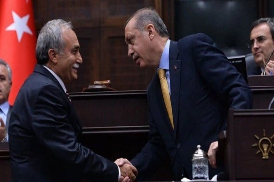Siyaset kulisleri&nbsp;AK Parti'den istifa eden&nbsp;Ahmet Eşref Fakıbaba'yı konuşuyor. Katıldığı canlı