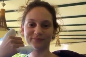 Ünlü oyuncu Farah Zeynep Abdullah geçtiğimiz günlerde köpeklerinin kavgasını ayırırken