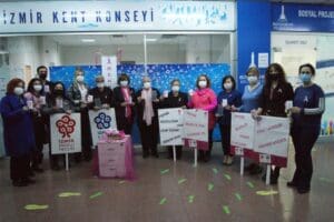 İzmir Kent Konseyi ve MEMEKANDER işbirliğinde Pembe bileklik kampanyası başlatıldı.&nbsp;