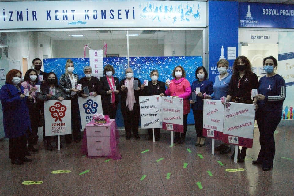 İzmir Kent Konseyi ve MEMEKANDER işbirliğinde Pembe bileklik kampanyası başlatıldı.&nbsp;