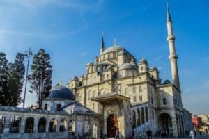 Fatih Camii'nde en az 20 yıldır zimmete ge&ccedil;irdikleri parayla arsa