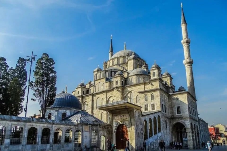 Fatih Camii'nde en az 20 yıldır zimmete ge&ccedil;irdikleri parayla arsa