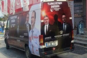 Yeniden Refah Partisi Genel Başkanı&nbsp;Fatih Erbakan,&nbsp;D&uuml;zce'deki se&ccedil;im aracında kadın milletvekili