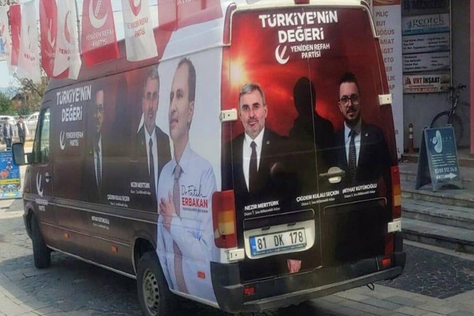 Yeniden Refah Partisi Genel Başkanı&nbsp;Fatih Erbakan,&nbsp;D&uuml;zce'deki se&ccedil;im aracında kadın milletvekili