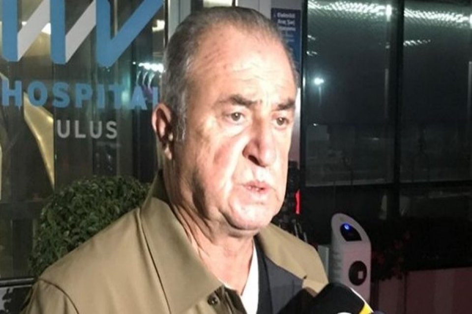 Galatasaray Teknik Direktörü Fatih Terim, yılbaşı kutlaması sırasında elindeki havai