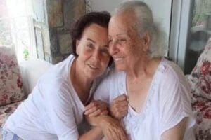 Yeşil&ccedil;am'ın usta&nbsp;sanat&ccedil;ısı Fatma Girik'in annesi 99 yaşındaki&nbsp;M&uuml;nevver Ukav, Kovid-19 tedavisi