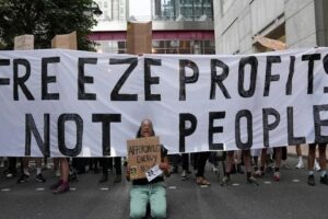 İngiltere'de enerji faturalarının d&uuml;ş&uuml;r&uuml;lmesi i&ccedil;in d&uuml;zenlenen kampanyaya 170 binden fazla