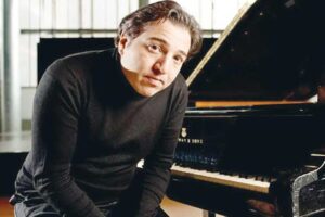 &Uuml;nl&uuml; piyanist Fazıl Say, Dat&ccedil;a ve Ala&ccedil;atı&rsquo;daki gece kul&uuml;plerinden gelen