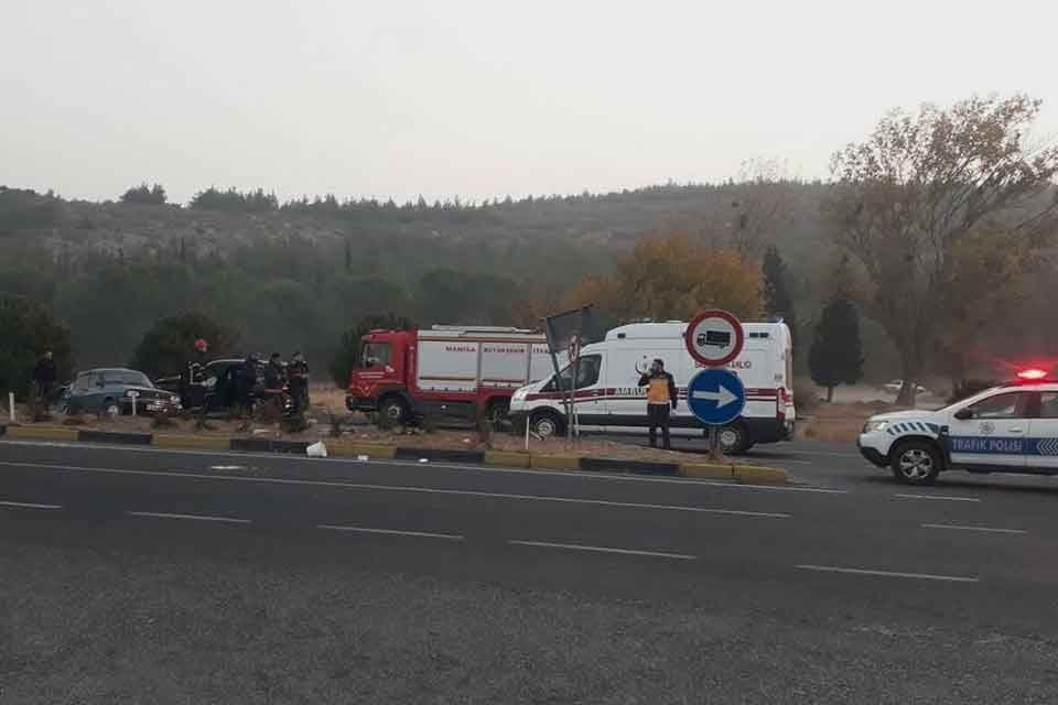 Manisa'nın Kırkağa&ccedil; il&ccedil;esinde, 2 otomobilin kavşakta &ccedil;arpışması sonucu meydana gelen&nbsp;kazada