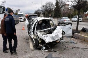 Kaza Kırıkkale'de meydana geldi. İki otomobilin &ccedil;arpıştığı kazada biri polis
