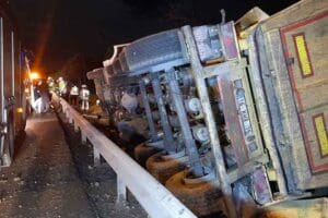 Başakşehir, TEM Otoyolu'nda seyir halindeki hafriyat kamyonunun devrilmesi sonucu meydana