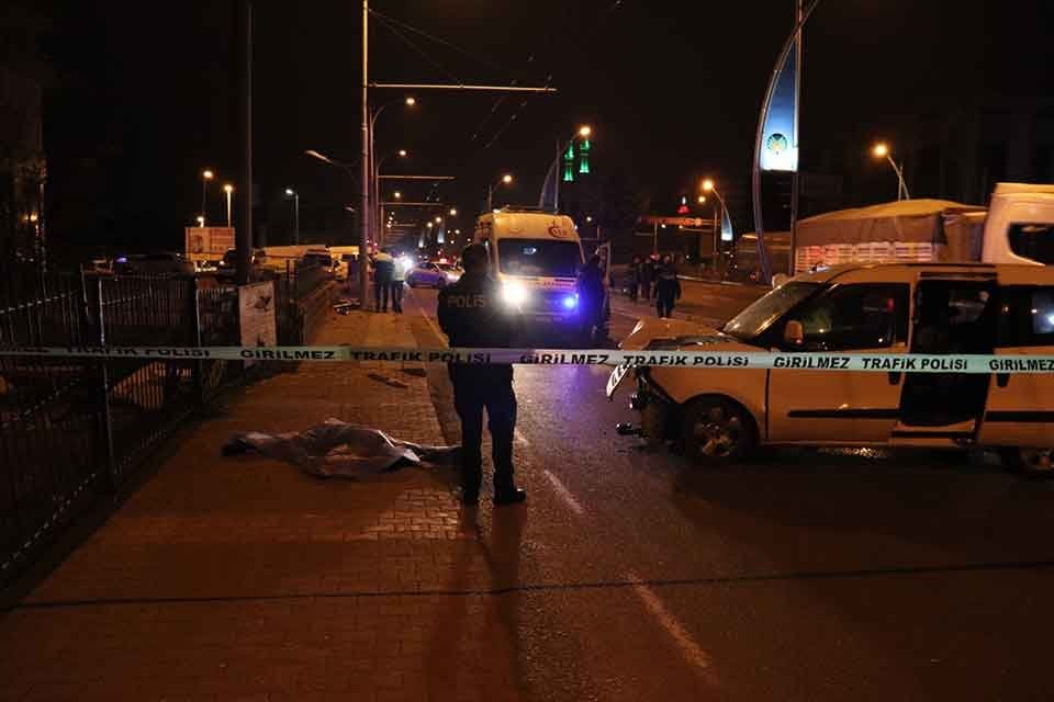 Malatya'da, s&uuml;r&uuml;c&uuml;s&uuml;n&uuml;n kontrol&uuml;nden &ccedil;ıkan hafif ticari ara&ccedil;, kaldırımda y&uuml;r&uuml;yen Şemsettin