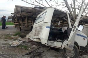 İZMİR'in Tire il&ccedil;esinde, sıvı g&uuml;bre y&uuml;kl&uuml; tanker ile &ccedil;arpışan kamyonetin