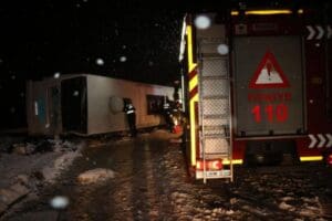 Tokat'ta kar yağışı nedeniyle kayganlaşan yolda, yolcu otob&uuml;s&uuml;n&uuml;n devrilmesi sonucu