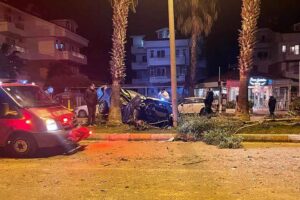 Antalya'nın Manavgat il&ccedil;esinde, kontrolden &ccedil;ıkıp palmiyelere &ccedil;arpan otomobildeki Ahmet Erdem