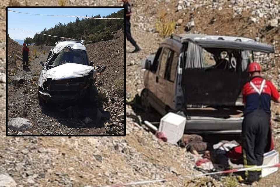 Denizli'nin&nbsp;Acıpayam il&ccedil;esinde, şarampole devrilen hafif ticari aracın s&uuml;r&uuml;c&uuml; Mustafa Tekin