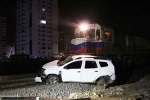 Diyarbakır'da s&uuml;r&uuml;c&uuml;s&uuml;n&uuml;n kontrol&uuml;nden &ccedil;ıkarak hemzemin ge&ccedil;ide giren otomobile y&uuml;k treni