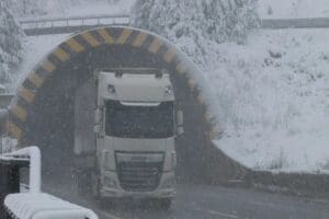 Bolu Dağı T&uuml;neli'nde zincirleme kaza meydana geldi. 4 aracın karıştığı