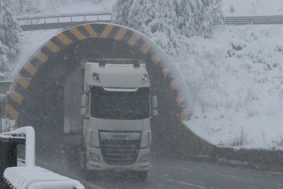 Bolu Dağı T&uuml;neli'nde zincirleme kaza meydana geldi. 4 aracın karıştığı