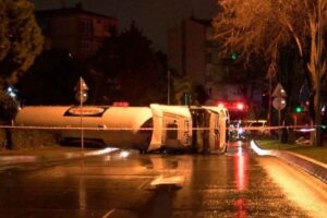 Bakırk&ouml;y'de sabah saatlerinde s&uuml;r&uuml;c&uuml;s&uuml;n&uuml;n direksiyon hakimiyetini kaybettiği yakıt tankeri devrildi.