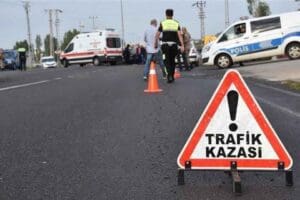 Bitlis'in Hizan il&ccedil;esinde, şarampole devrilen yolcu minib&uuml;s&uuml;ndeki 9 kişi yaralandı.