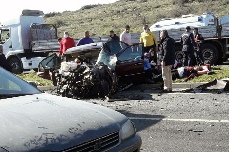 İzmir'in Aliağa ilçesinde, karşı yöne geçtiği ileri sürülen hafif ticari