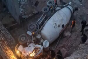 Adana'da, inşaat sahasında toprak kayması sonucu &ccedil;ukura devrilen beton mikserinin