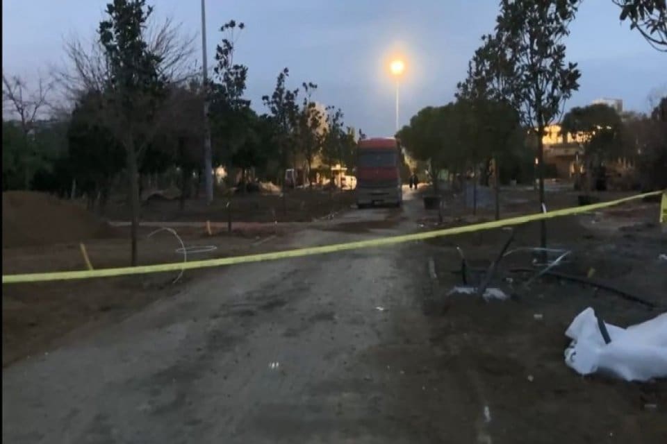İstanbul G&uuml;ng&ouml;ren&rsquo;de peyzaj &ccedil;alışması yapılan parktan ge&ccedil;en &ouml;ğretmen Osman Pat'a
