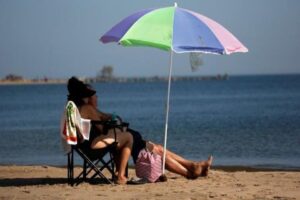 G&uuml;ney Carolina eyaletinde 63 yaşındaki bir kadın, r&uuml;zgarla havalanarak kontrolden