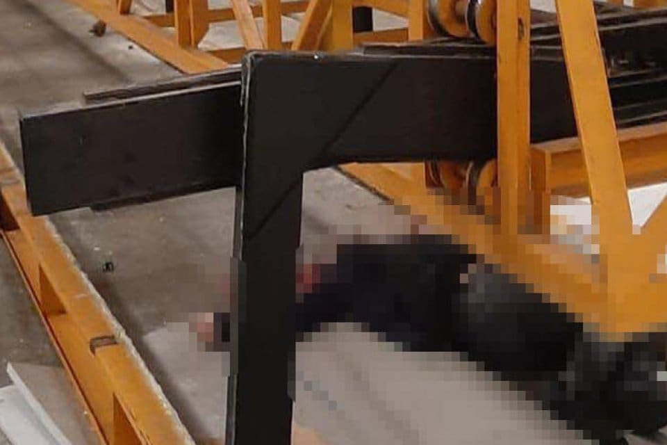 Samsun&rsquo;da s&uuml;nger &uuml;retimi yapılan iş yerinde halatı kopan vin&ccedil; kolunun