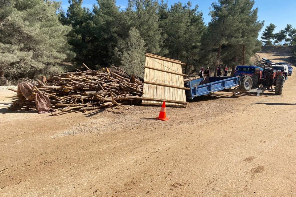 Denizli'nin Pamukkale il&ccedil;esinde, eşinin kullandığı trakt&ouml;r&uuml;n devrilen odun y&uuml;kl&uuml; r&ouml;morkunun