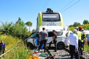 Manisa'da yolcu treninin &ccedil;arpıp, 600 metre s&uuml;r&uuml;klediği hafif ticari aracın