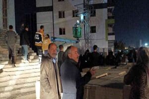 Diyarbakır'da 12 metrelik y&uuml;ksek gerilim hattına eldiven, keski ve tornavida
