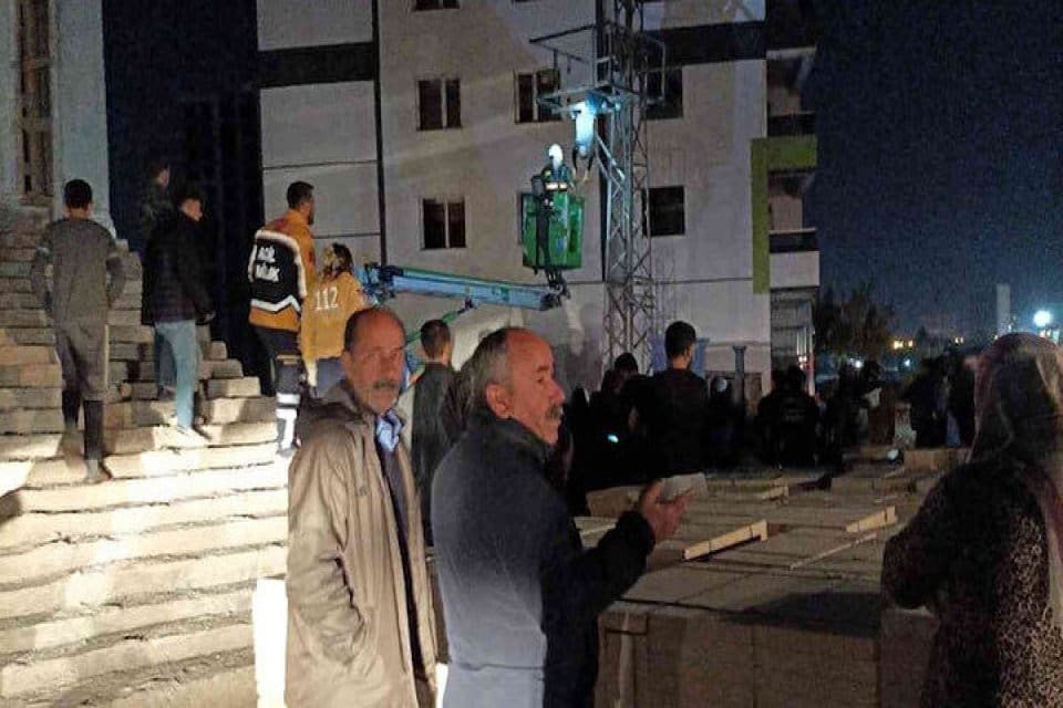 Diyarbakır'da 12 metrelik y&uuml;ksek gerilim hattına eldiven, keski ve tornavida