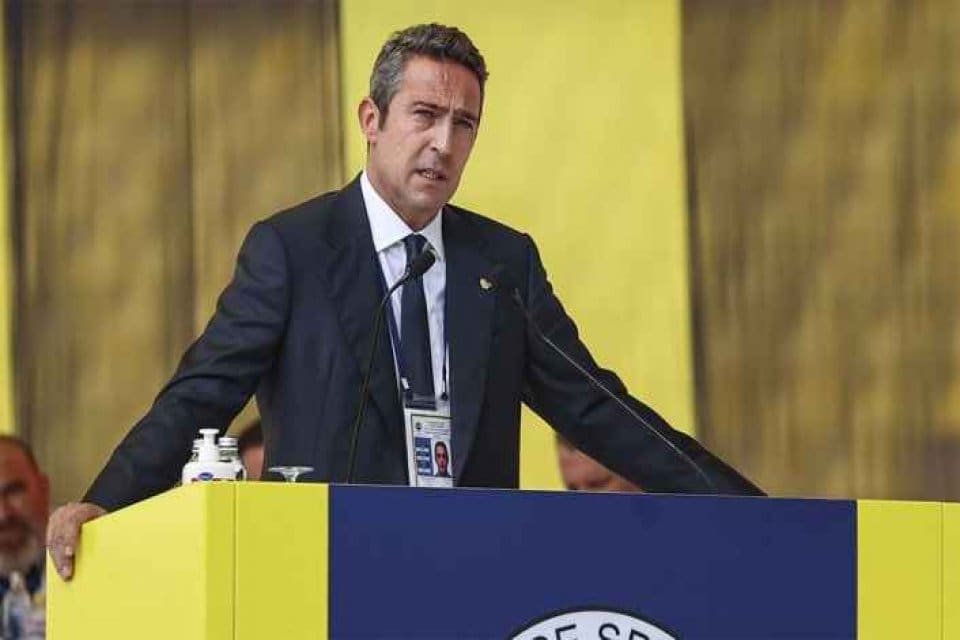 Fenerbah&ccedil;e Y&uuml;ksek Divan Kurulu Toplantısı'nda a&ccedil;ıklamalarda bulunan Fenerbah&ccedil;e Başkanı Ali