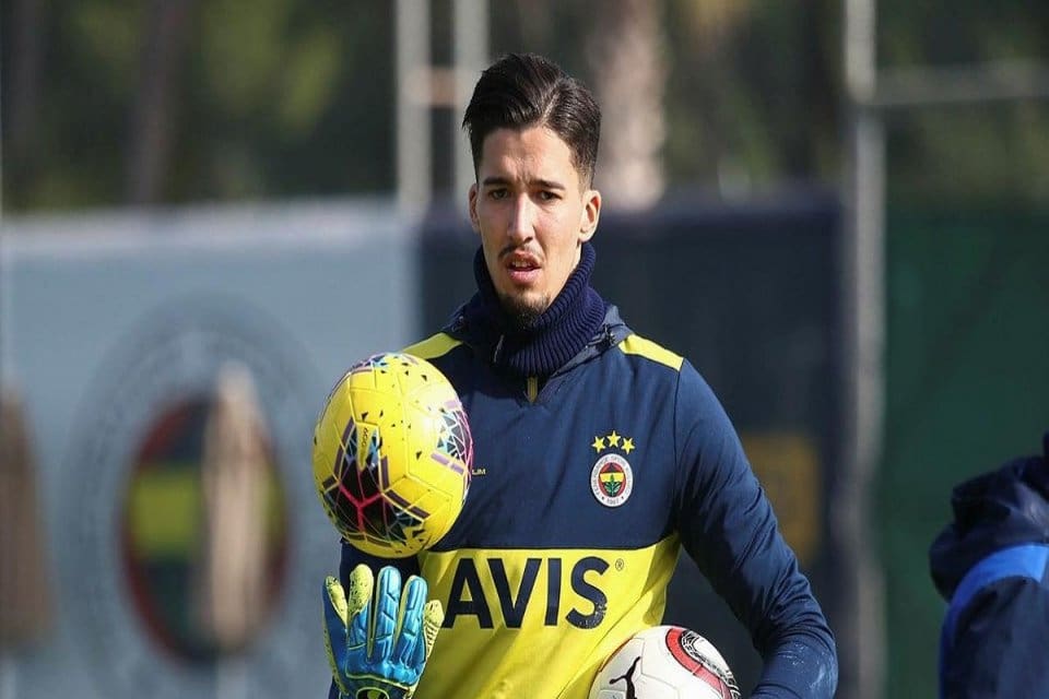 Fenerbah&ccedil;e, sakatlığı bulunan kalecisi Altay Bayındır'ın operasyon ge&ccedil;ireceğini duyurdu.&nbsp; İşte