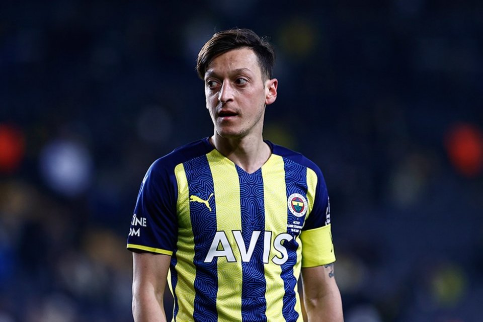 Fenerbah&ccedil;e Kul&uuml;b&uuml;, deneyimli futbolcu Mesut &Ouml;zil ile karşılıklı anlaşılarak yolların