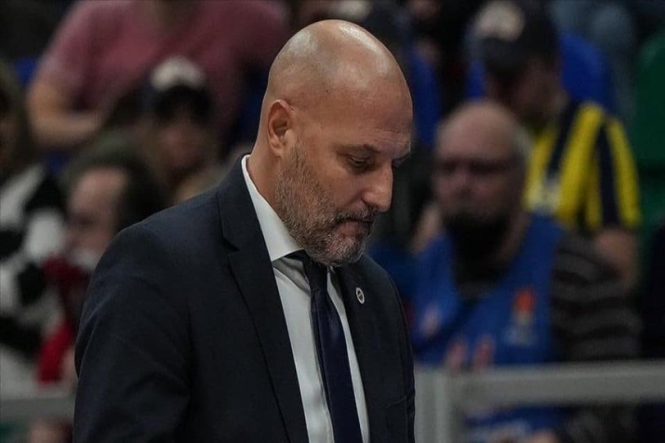 Fenerbah&ccedil;e Kul&uuml;b&uuml;, başantren&ouml;r&uuml; Aleksandar Djordjevic ile yollarını ayırdı. Fenerbah&ccedil;e Kul&uuml;b&uuml;,