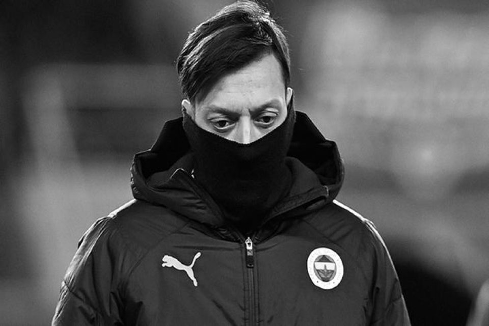 Medipol Başakşehir, Fenerbah&ccedil;e ile yollarını ayıran deneyimli futbolcu Mesut &Ouml;zil'i