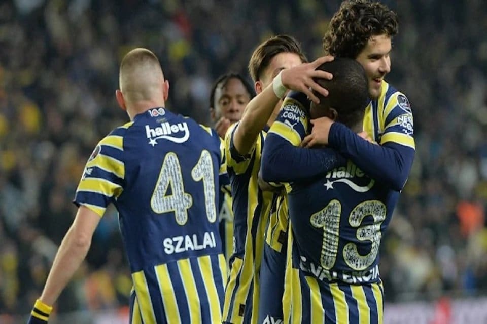 Fenerbah&ccedil;e ilk yarıda geriye d&uuml;şt&uuml;ğ&uuml; ma&ccedil;ta Valencia'nın şovuyla sahadan farklı