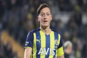 Fenerbahçe'nin, kadro dışı bıraktığı yıldız futbolcu Mesut Özil ile karşılıklı