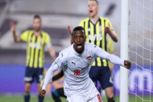 S&uuml;per Lig&rsquo;in 41. haftasında Fenerbah&ccedil;e sahasında Sivasspor'a 2-1 mağlup oldu.